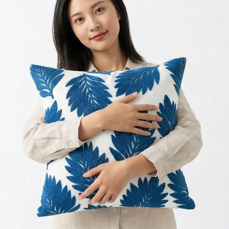 housse coussin brodée motif feuilles moderne coton polyester vert jaune bleu gris 45x45cm