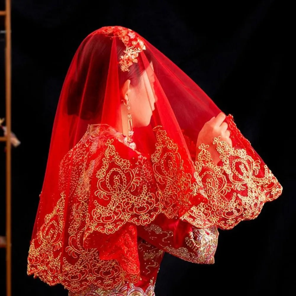 voile mariée rouge broderie dorée ornements floraux classique élégant dentelle polyester