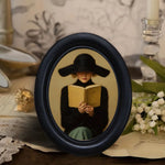 cadre photo ovale noir mat classique décoration murale bois femme lisant