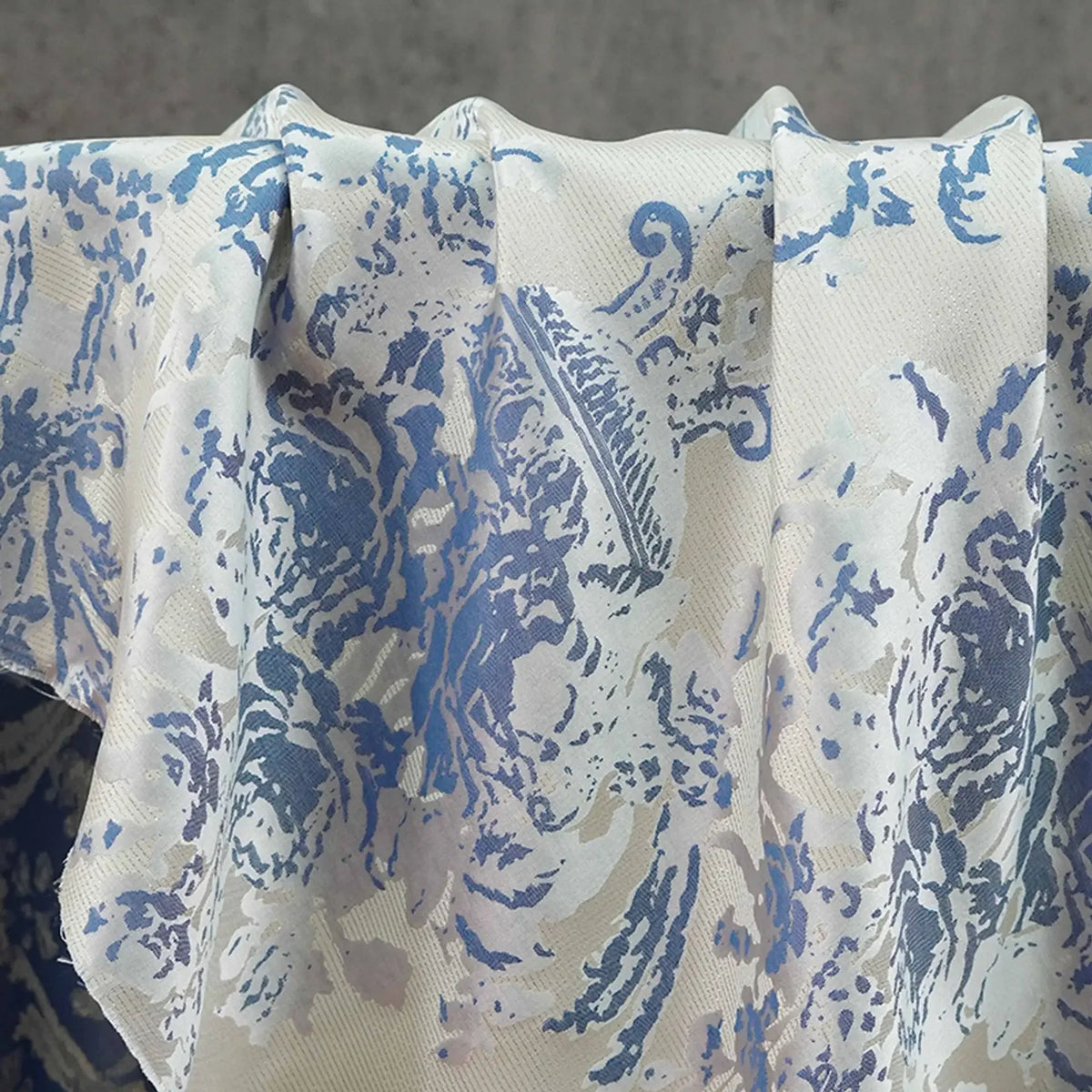 tissu imprimé floral blanc bleu gris classique vintage polyester résistant bricolage decoration 150cm large