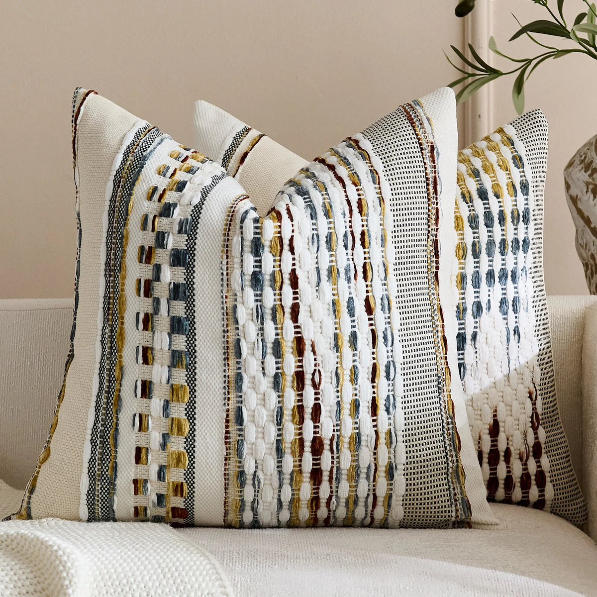 housse coussin carré brodé moderne rayures géométriques polyester blanc gris noir marronclair