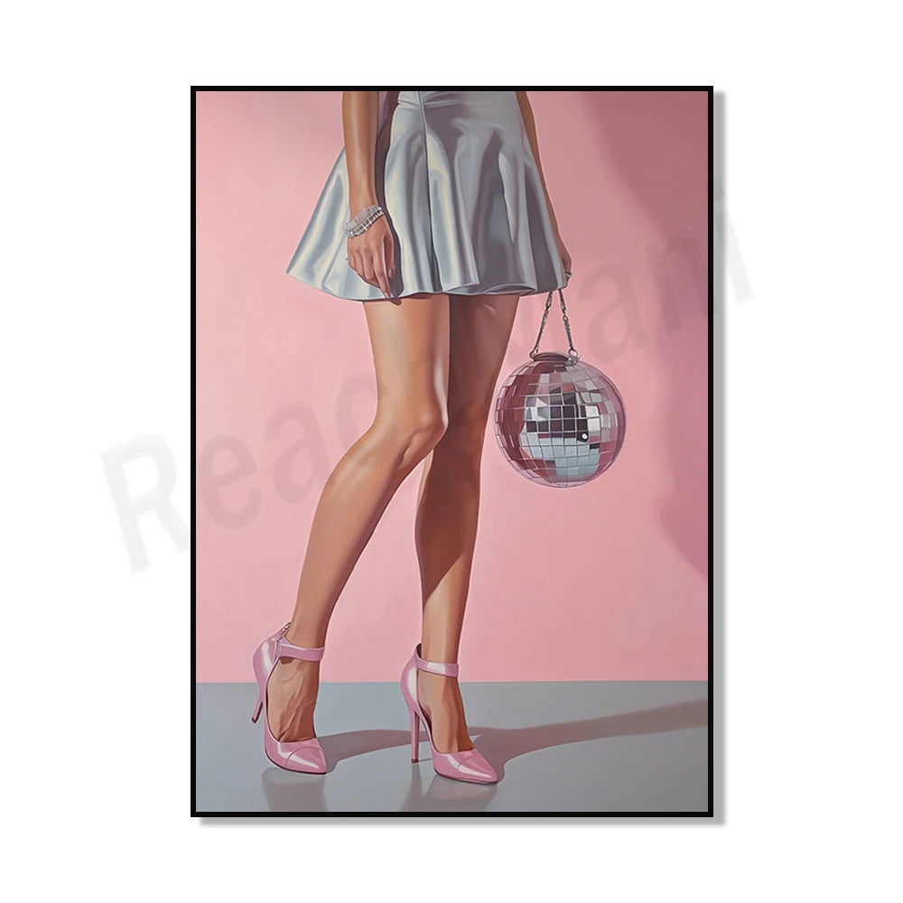 Une femme porte une jupe argentée et des talons hauts roses, tenant une boule à facettes sur un fond rose pastel.