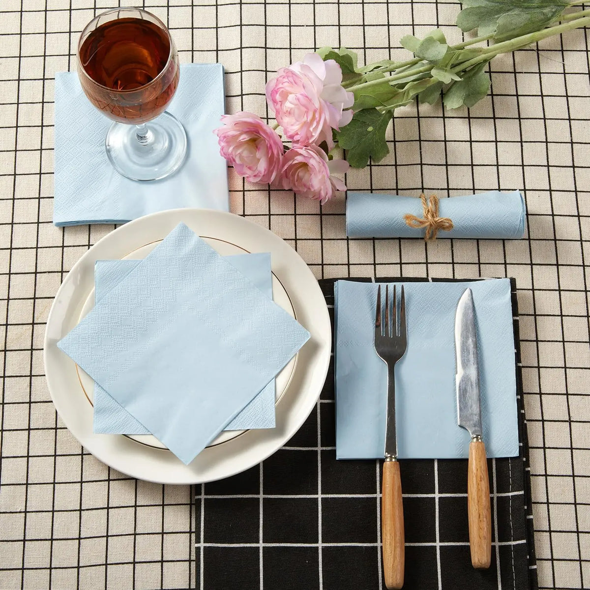 serviettes papier orange rouge bleu clair moderne 100 pièces assiettes fourchettes couteaux gobelets plastique