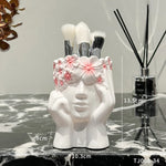 supports rangement pinceaux maquillage buste féminin fleurs décoratives miroirs palettes maquillage accessoires beauté salle