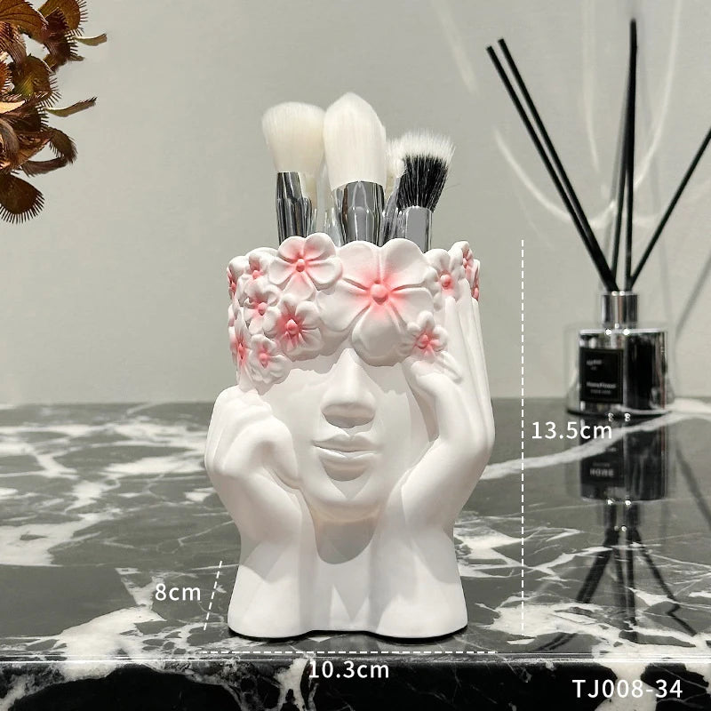 supports rangement pinceaux maquillage buste féminin fleurs décoratives miroirs palettes maquillage accessoires beauté salle