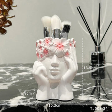 supports rangement pinceaux maquillage buste féminin fleurs décoratives miroirs palettes maquillage accessoires beauté salle