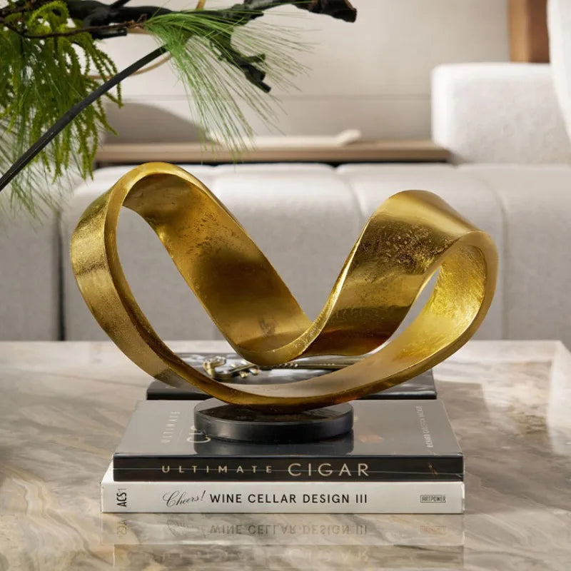 sculpture moderne dorée résine lisse brillante contemporaine abstraite intérieur salon hall entrée decoration