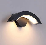 Applique murale extérieure LED noire moderne sur mur de terrasse