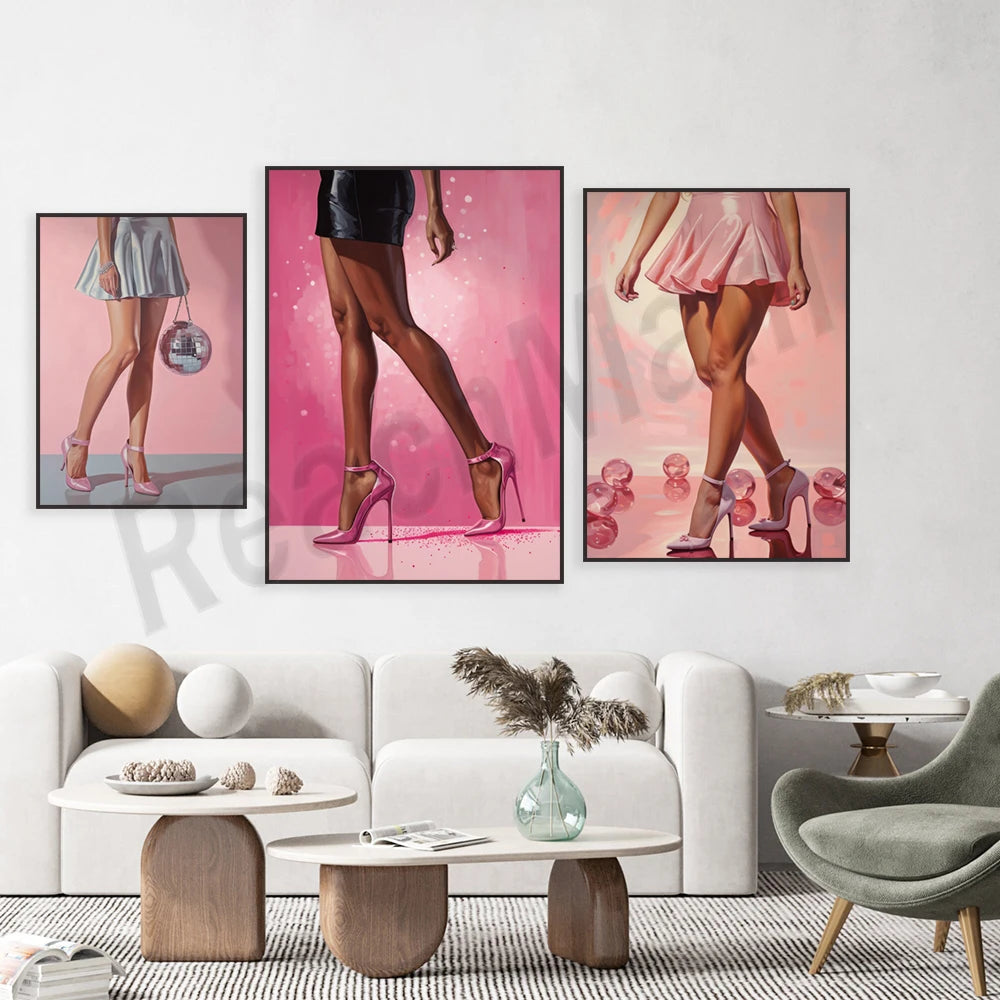 L'image montre des jambes féminines dans des vêtements et des chaussures roses et noirs, qui semblent faire danser et se tenir sur des talons hauts dans un environnement rose et pailleté.