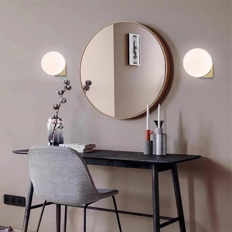 lampe murale moderne minimaliste sphérique verre blanc doré opacité fixée mur