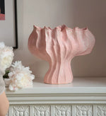 vase moderne porcelaine rose pâle ondulé décoration maison salon arrangement floral