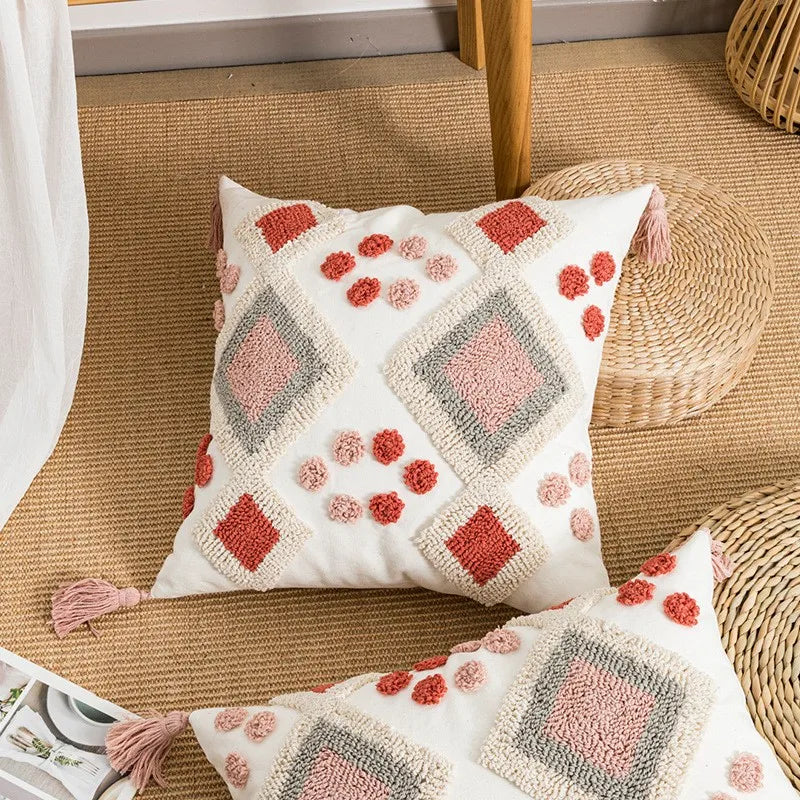 housse coussin carré boho chic motifs géométriques pompons couleur neutres décor maison