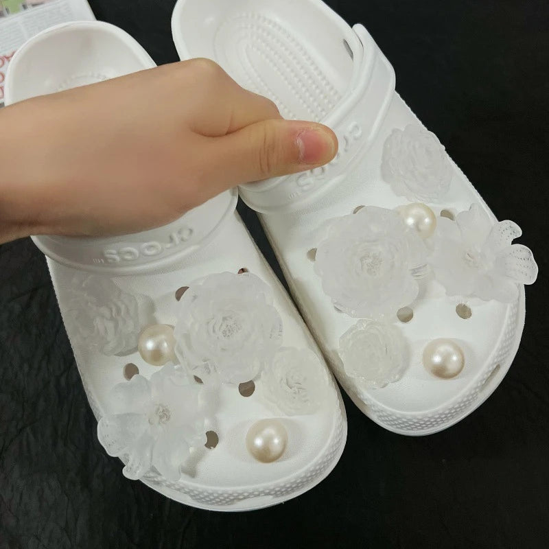 boucles sabots noirs fleurs blanches adhésif métal décoratives féminines accessoire chaussures tendance