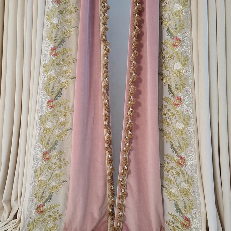 rideaux salon rose beige brodés fleurs classique élégant opacité totale pompons dorés