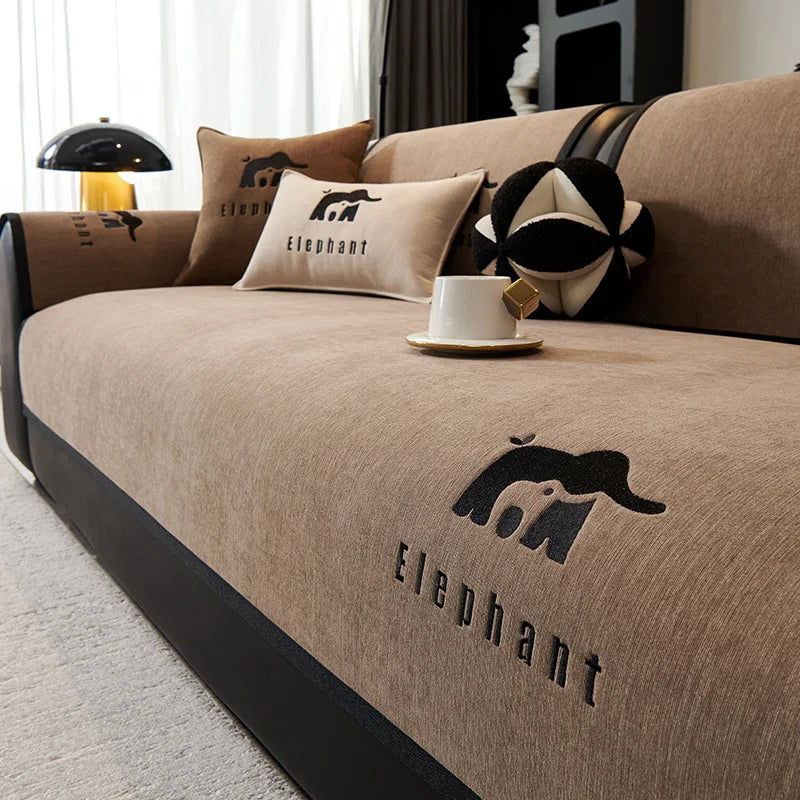 Un canapé confortable et élégant avec des motifs d'éléphants, créant une ambiance chaleureuse et de style.
