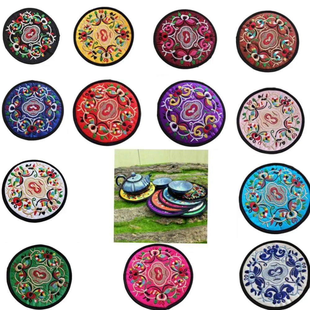 serviettes table traditionnelles brodées fleurs couleur rose ethniques tasses thé