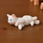 figurines chats résine miniature table deco maison blanc taches colorées opaques erotique