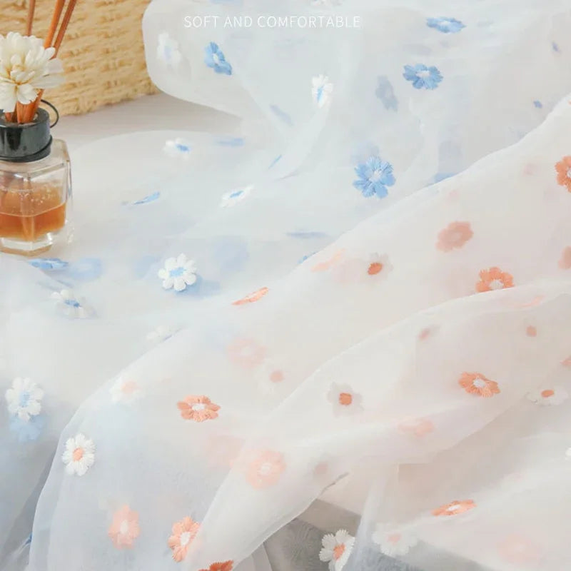 ruban foulard polyester brodé fleurs blanches oranges fond blanc translucide floral