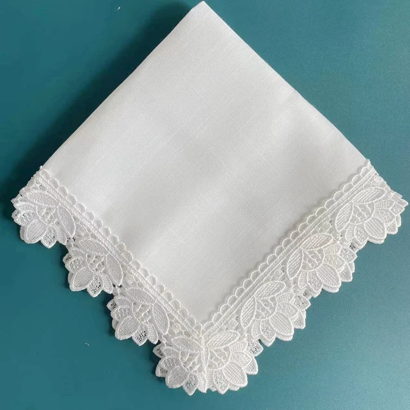 Un mouchoir en coton blanc avec un joli motif de dentelle sur les bords.
