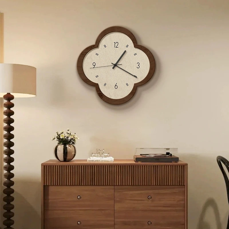 horloge murale bois marron aiguilles noires numeros blancs texture grunge moderne fixations quartz