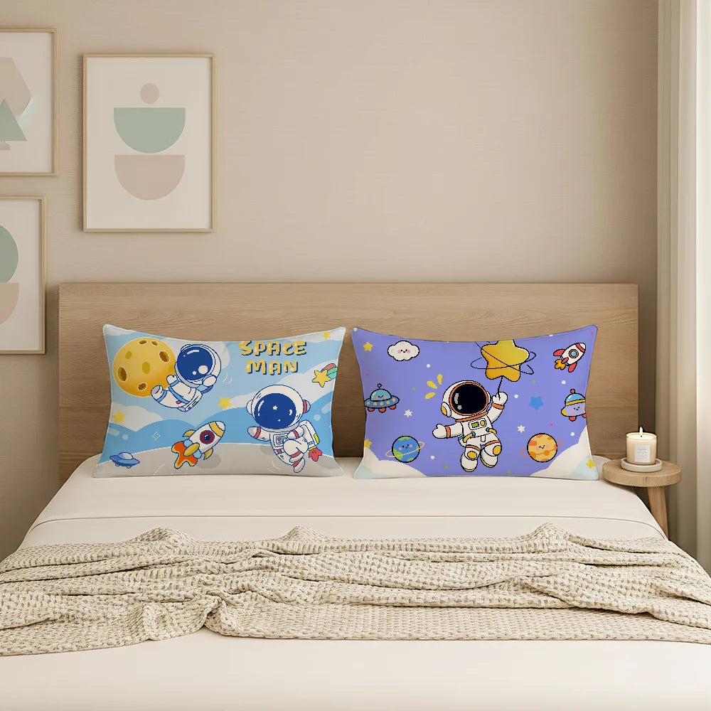 taies d'oreiller décos astronautes bleu clair bleu foncé blanc orange imprimées maison hospitalière cartoon