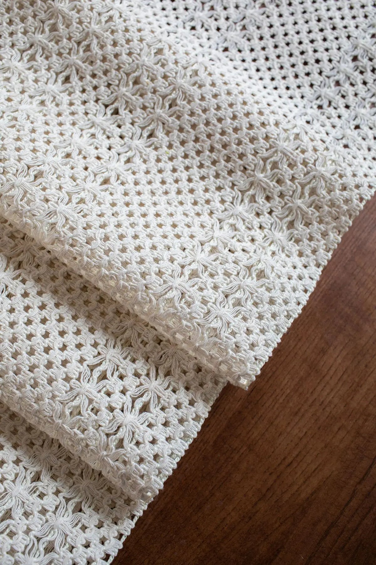 serviette table blanche crochetée motifs floraux traditionnelle maison isolation couverture festive decoration mariage fete