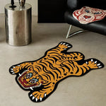 Tapis de sol décoratif en forme de tigre, avec un motif rayé orange et noir, créant une atmosphère exotique et sauvage dans la pièce.