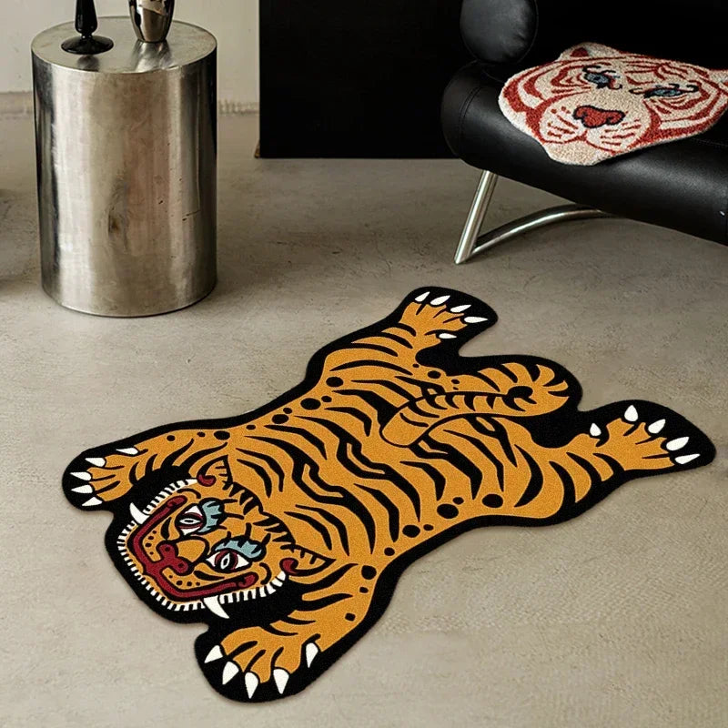 Tapis de sol décoratif en forme de tigre, avec un motif rayé orange et noir, créant une atmosphère exotique et sauvage dans la pièce.
