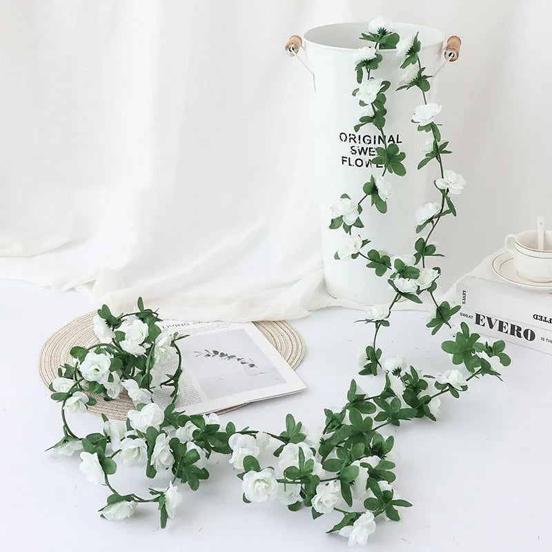 guirlande fleurs artificielles roses blanches feuilles vertes décoration extérieure mariage romantique