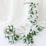 guirlande fleurs artificielles roses blanches feuilles vertes décoration extérieure mariage romantique