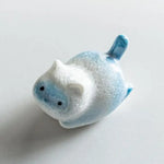 statuette artisanale chat blanc bleu rose gris texture craquelée moderne décoration intérieure base plate