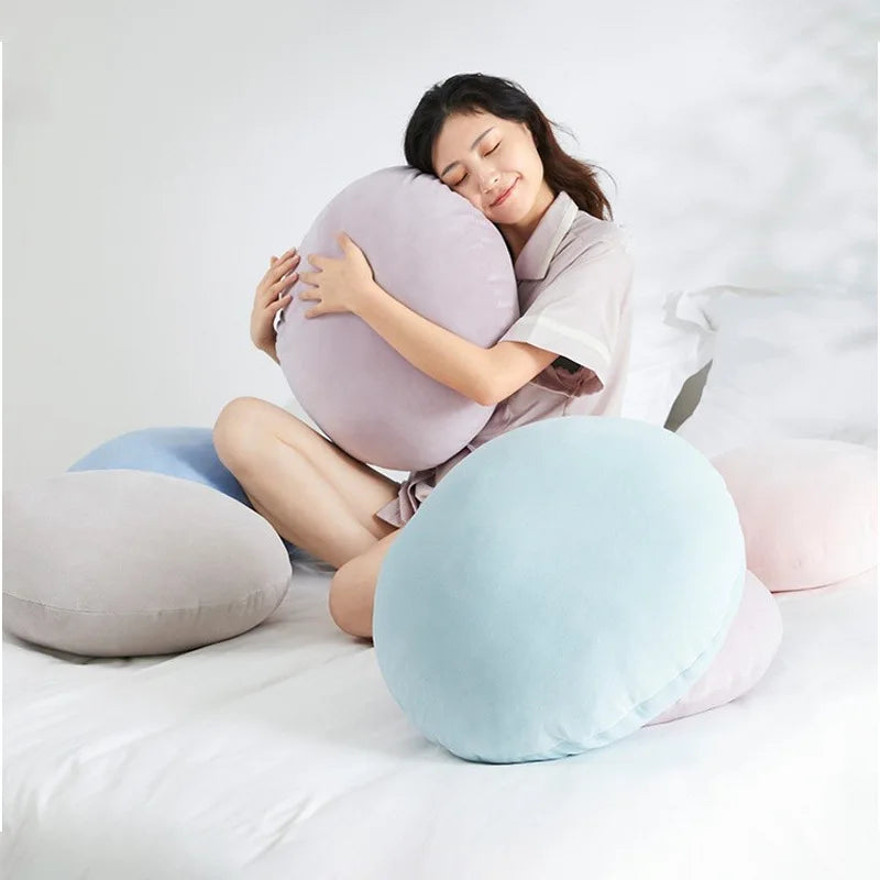 Coussin de sol rouge style japonais dans un salon moderne