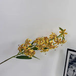 décoration intérieure moderne bouquet fleurs artificielles violet rose blanc jaune vase rectangulaire