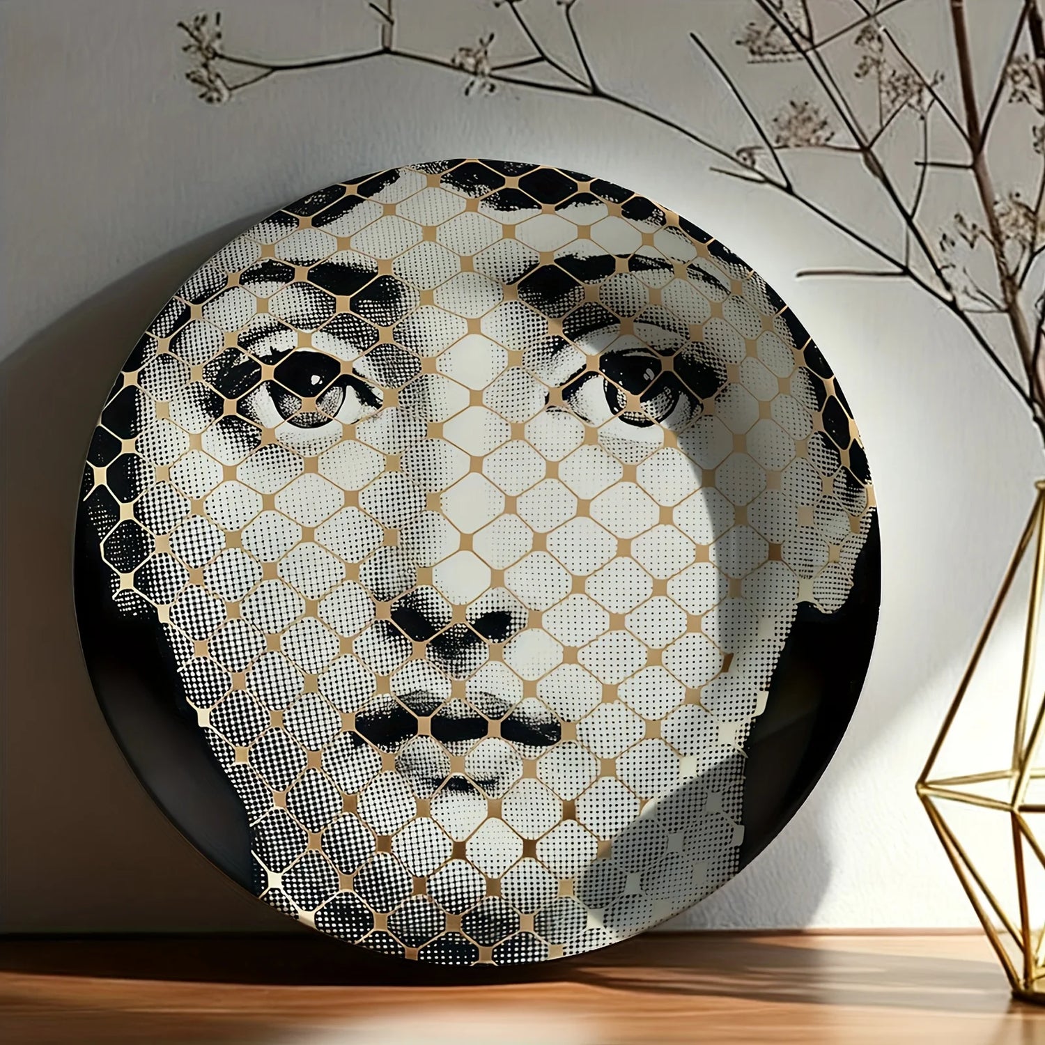Assiette murale gris clair accrochée dans un bureau élégant avec décoration minimaliste
