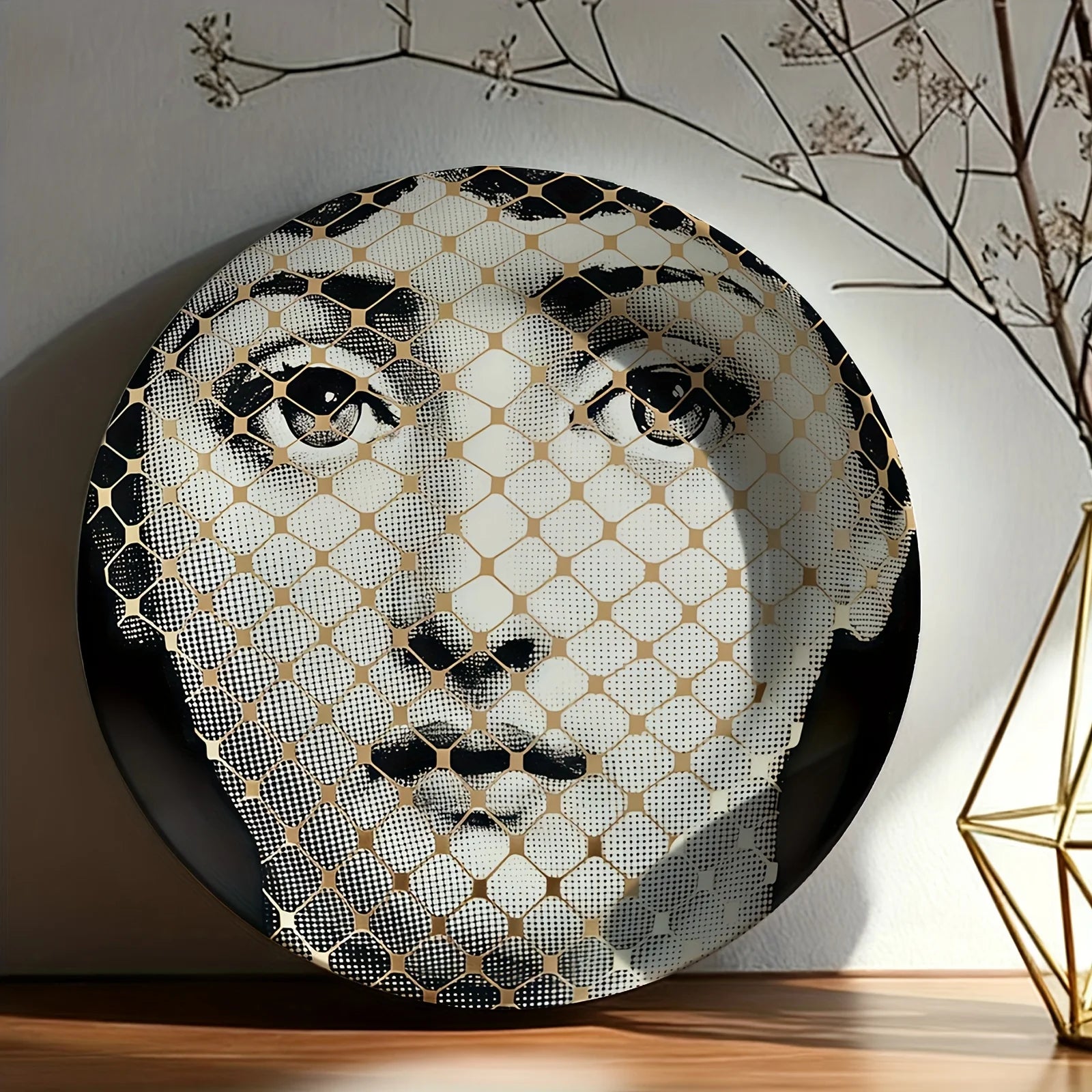 Assiette murale gris clair accrochée dans un bureau élégant avec décoration minimaliste