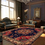 Un élégant salon victorien au décor somptueux avec des meubles sculptés, des rideaux sombres, un lustre en cristal et un magnifique tapis oriental aux couleurs vives qui apporte une touche chaleureuse et raffinée à l'ensemble.