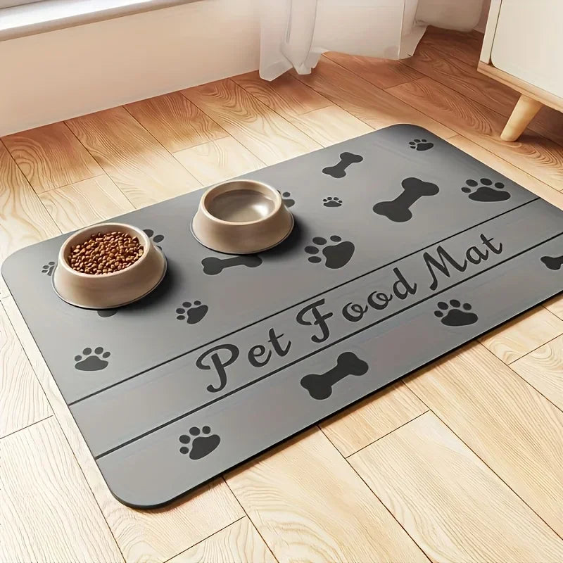 tapis moderne gris empreintes pattes chien os intégré gamelles antidérapant fixations adhésives chien repas