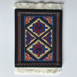 tapis table traditionnel motifs géométriques bleu rouge beige blanc tissu