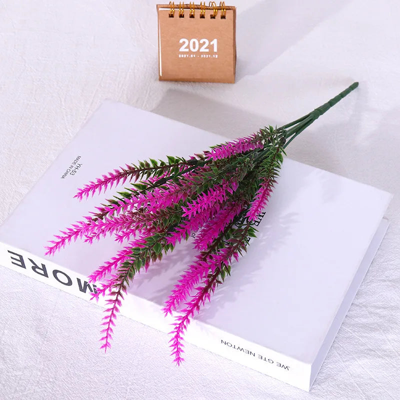 décoration intérieure moderne bouquet fleurs artificielles violettes feuilles pointues pot noir mariage anniversaire