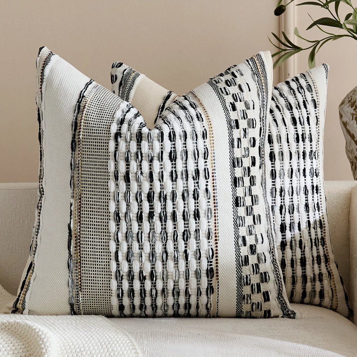 housse coussin carré brodé moderne rayures géométriques polyester blanc gris noir marronclair