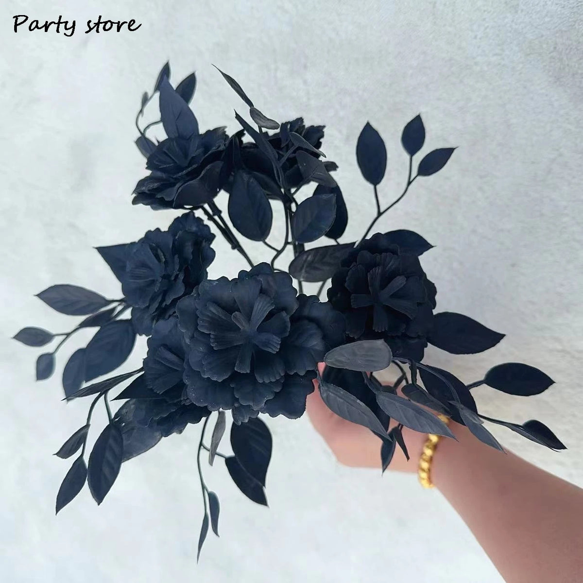 décoration intérieure moderne bouquet artificiel noir feuilles roses stylisées table maison événement party