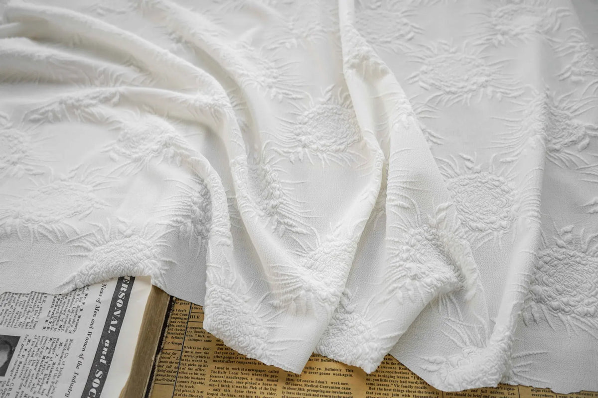 tissu polyester élastique fleurs blanches texture classique 150cm large 240g/m