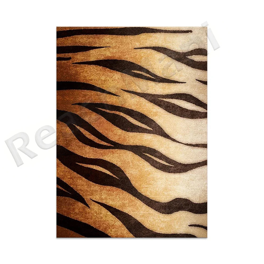 Un élégant tapis aux motifs zébrés aux nuances ocre et noir, créant une texture sophistiquée et captivante.