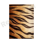 Un élégant tapis aux motifs zébrés aux nuances ocre et noir, créant une texture sophistiquée et captivante.