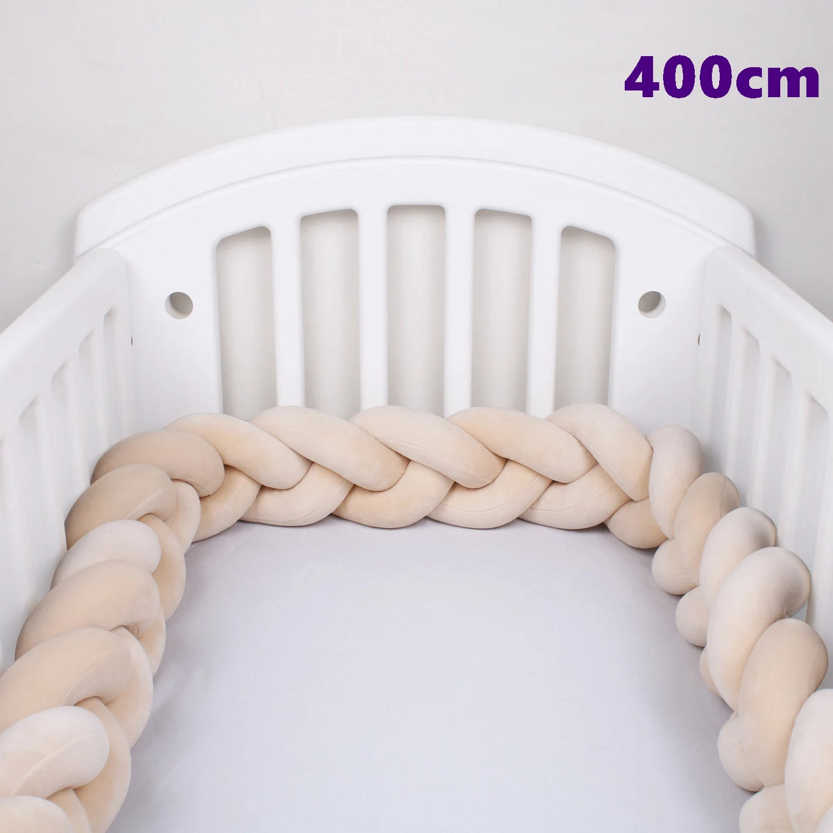 coussin noué bébé tissu doux texture tressée beige clair moderne confortable sécurité chambre anti