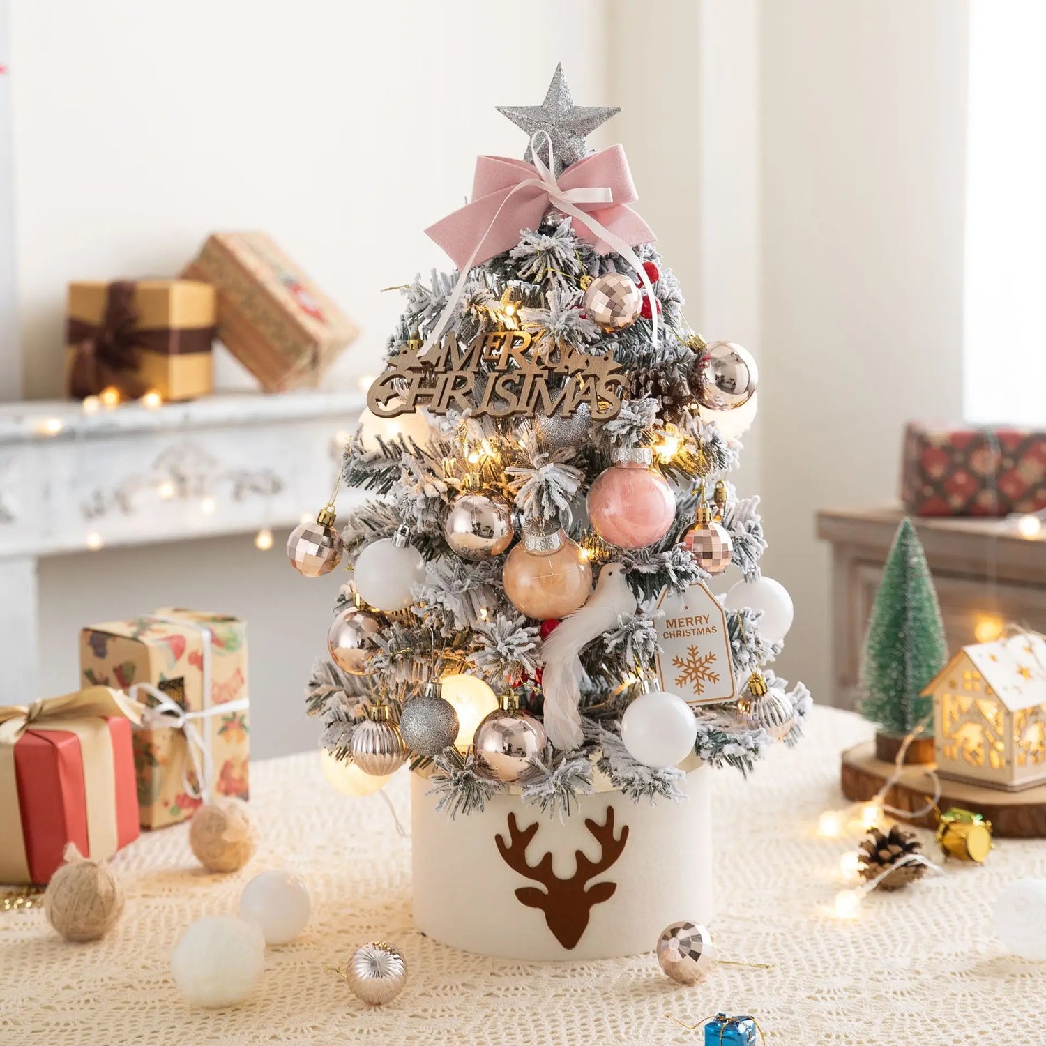 Sapin de Noël lumineux vert menthe 45cm sur bureau moderne