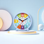 horloge table moderne colorée motifs géométriques enfants chambre bleu rose blanc