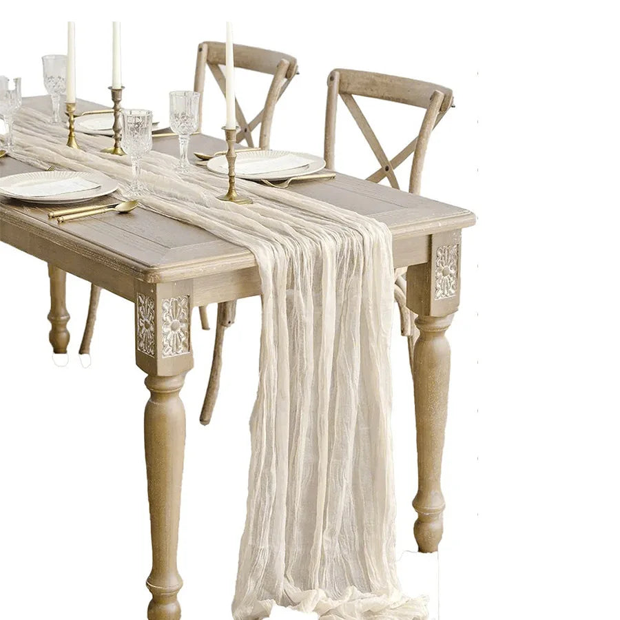 serviette table vert plissée moderne assiettes blanches verres vin bougies vase blanc pompons blancs