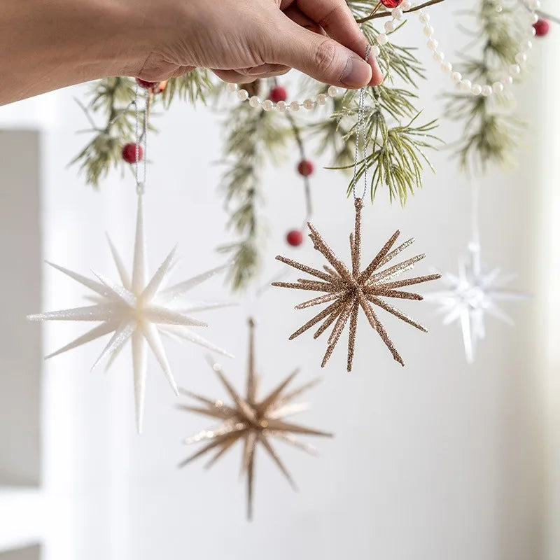 Décoration sapin étoile champagne blanc vue rapprochée