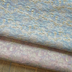 tissu polyester rose bleu doré motifs floraux reliefs texturés opacité variable shabby chic vintage